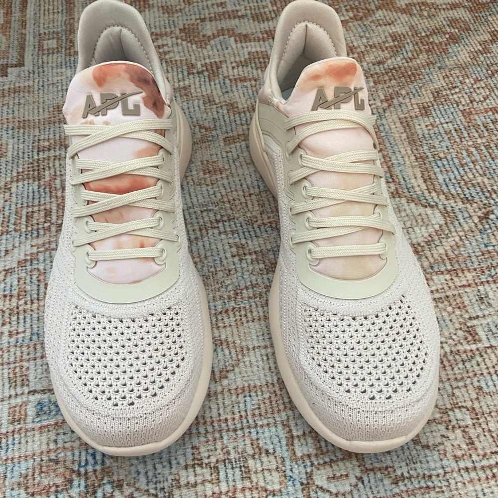 APL running sneakers / size 8
